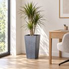 Kékesszürke Loft kaspó dracénával modern dolgozószobában