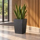 Urban fekete kaspó elegáns modern irodai környezetben