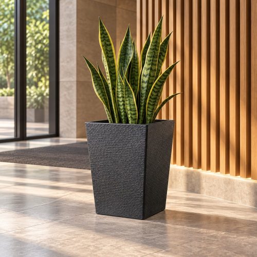 Urban fekete kaspó elegáns modern irodai környezetben
