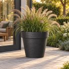 Patio fekete nagyméretű kaspó modern kerti pihenőben
