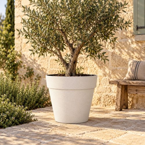 Patio fehér nagyméretű kaspó mediterrán udvaron