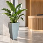 Tall világosszürke magas kaspó modern recepción